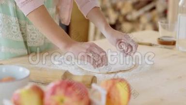 女孩用手擀面团做苹果派。
